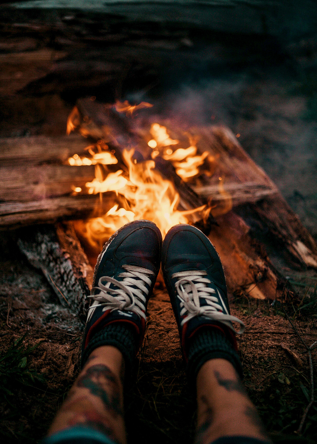 Как правильно сушить обувь и одежду у костра?